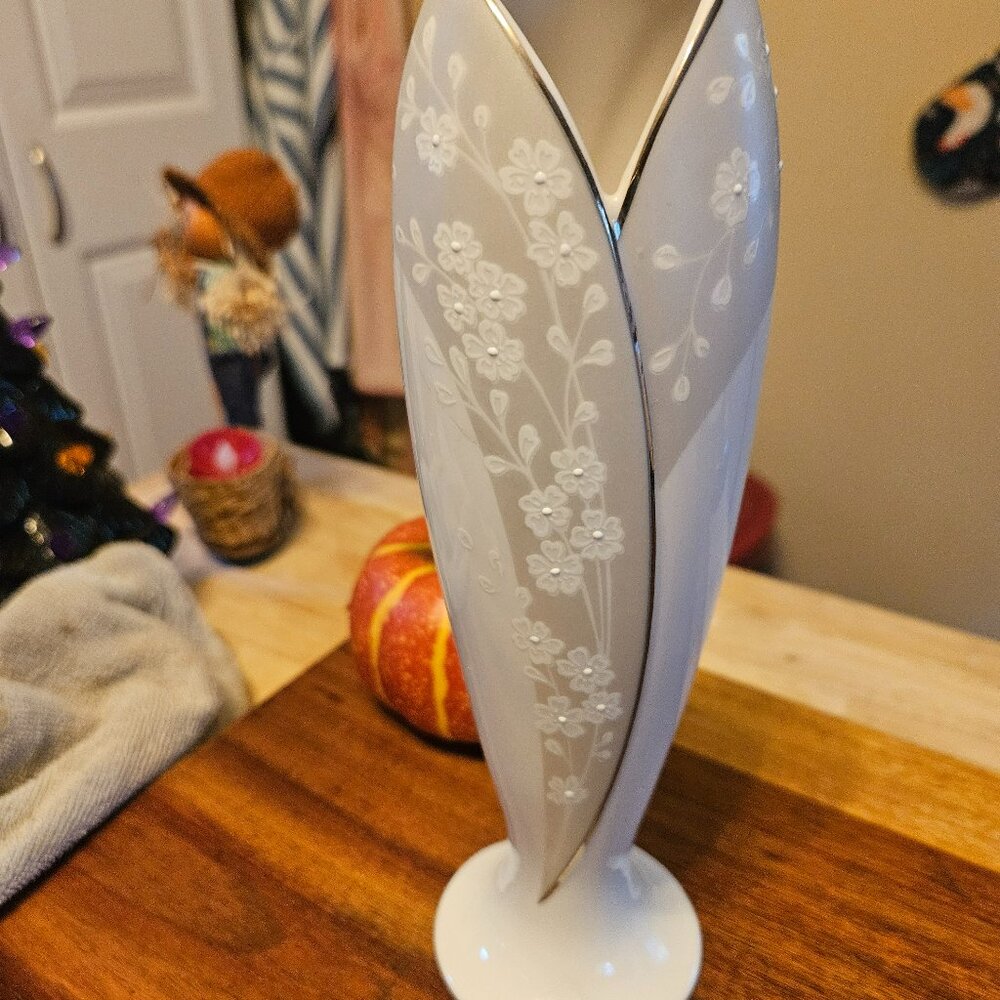 vintage lenox bellina vase frosted with white flowers